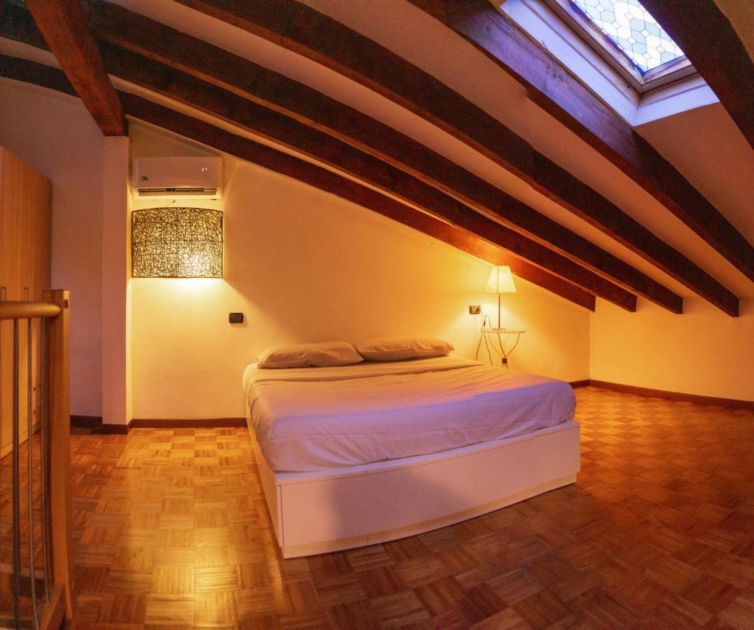 La Casa Di Ale Apartment Lecco Bagian luar foto