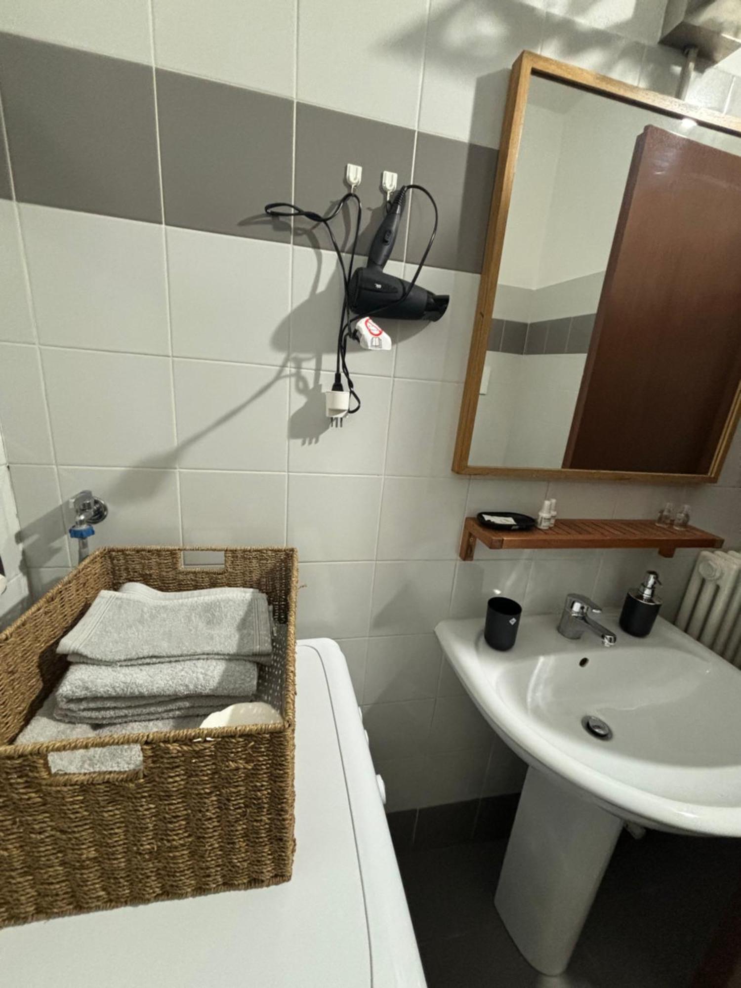 La Casa Di Ale Apartment Lecco Bagian luar foto
